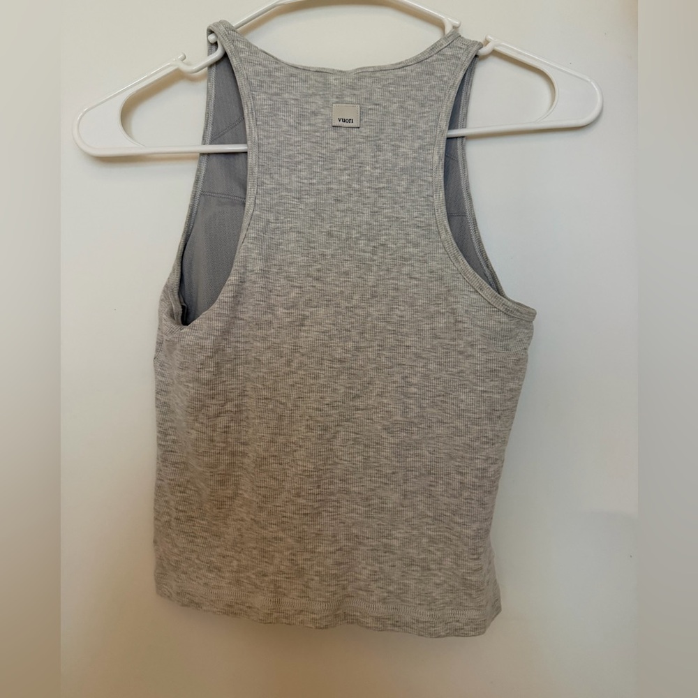 Vuori pose plyo rib tank. Size small. White heather gray.